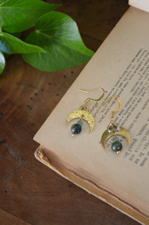 Boucles d'oreilles petites lunes texturées et perles en jade et aventurine – Image 4