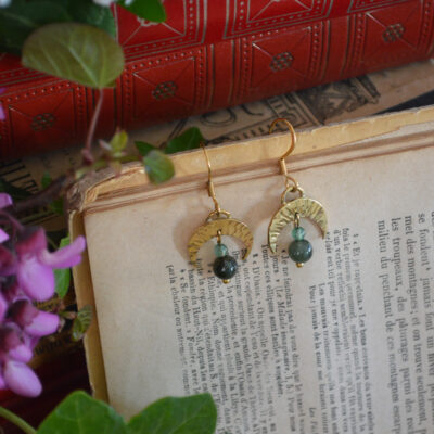 Boucles d'oreilles petites lunes texturées et perles en jade et aventurine