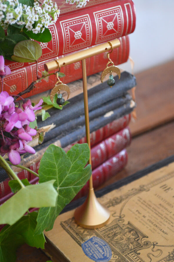 Boucles d'oreilles petites lunes texturées et perles en jade et aventurine – Image 2