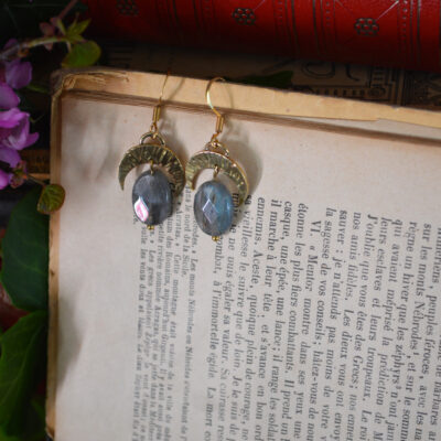 Boucles d'oreilles petites lunes texturées et labradorites
