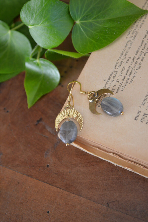 Boucles d'oreilles petites lunes texturées et labradorites – Image 4