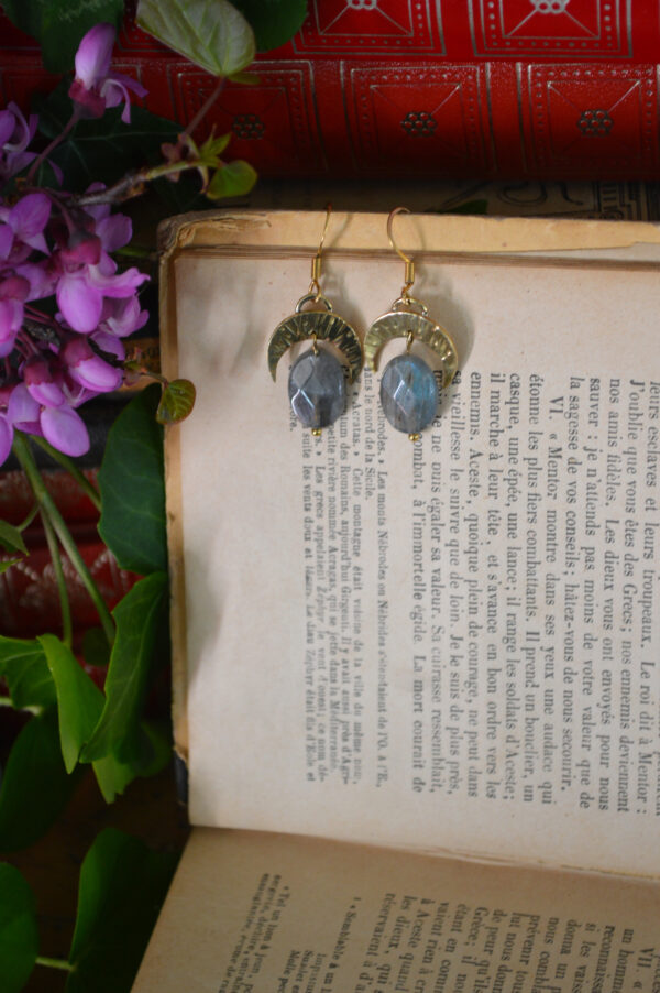 Boucles d'oreilles petites lunes texturées et labradorites – Image 3