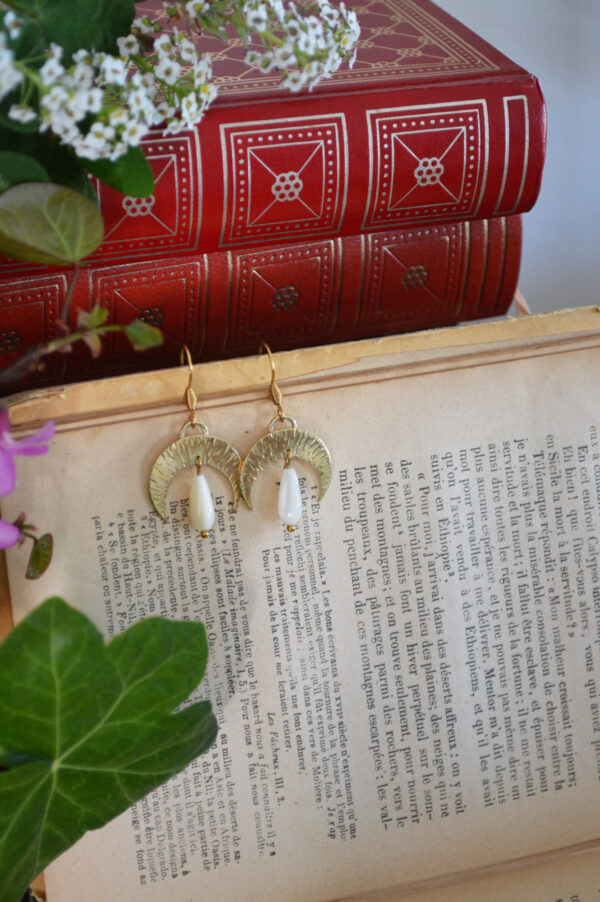 Boucles d'oreilles petites lunes texturées et perles en nacre – Image 3