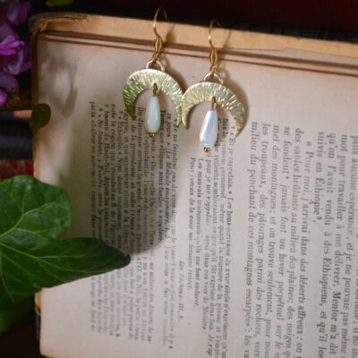 Boucles d'oreilles petites lunes texturées et perles en nacre