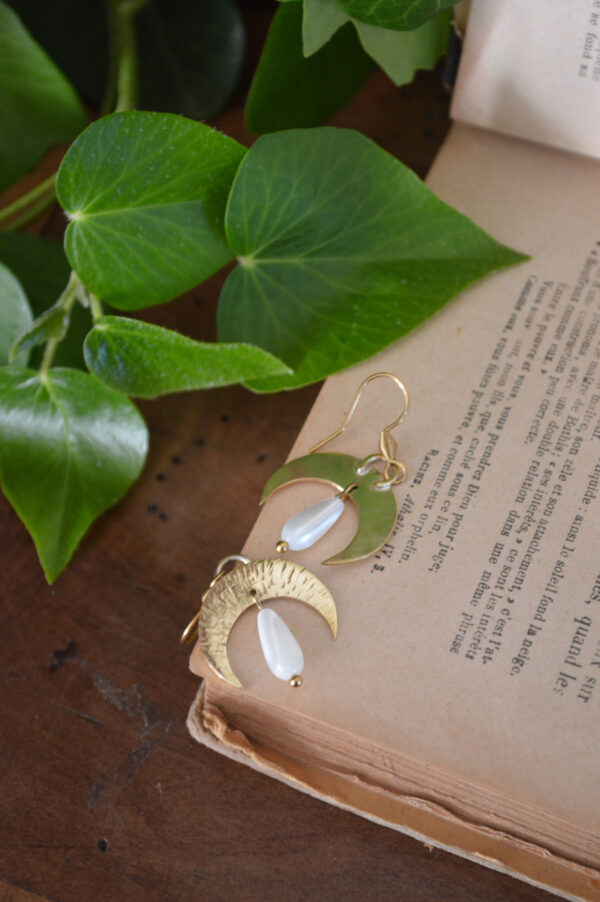 Boucles d'oreilles petites lunes texturées et perles en nacre – Image 4