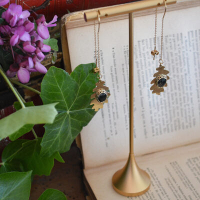 Boucles d'oreilles traversantes, feuilles de chêne et agate mousse