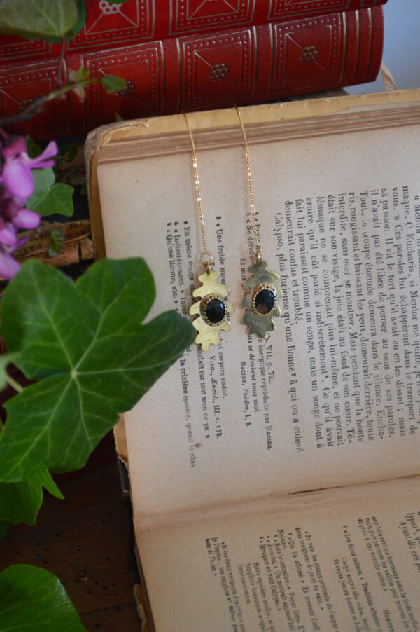 Boucles d'oreilles traversantes, feuilles de chêne et agate mousse – Image 2