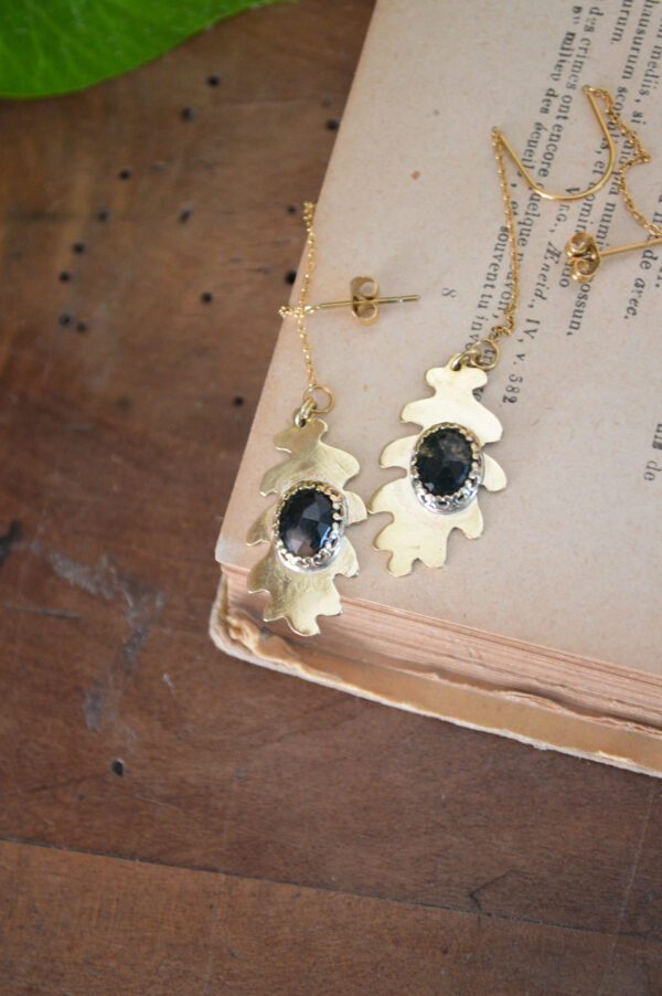 Boucles d'oreilles traversantes, feuilles de chêne et agate mousse – Image 3