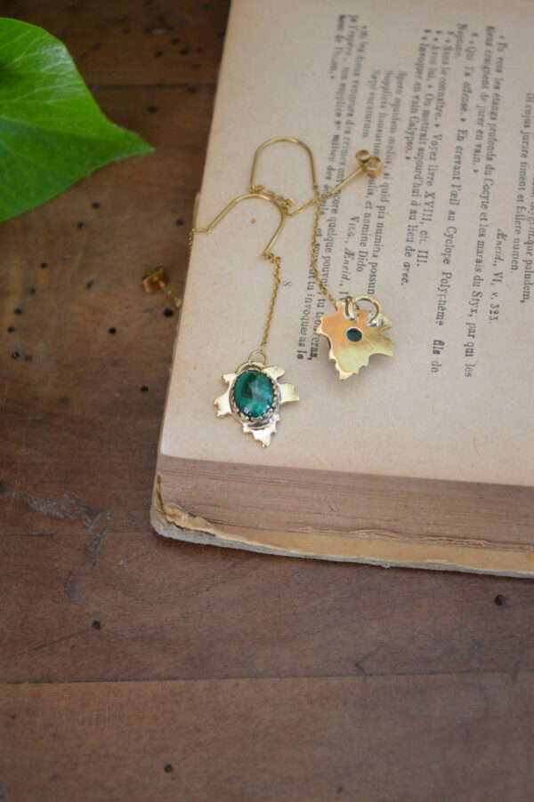 Boucles d'oreilles traversantes, petites feuilles et malachite – Image 4