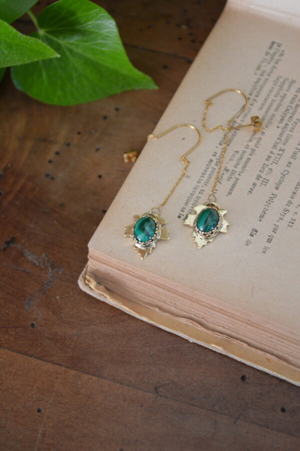 Boucles d'oreilles traversantes, petites feuilles et malachite – Image 3