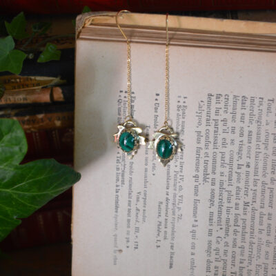 Boucles d'oreilles traversantes, petites feuilles et malachite