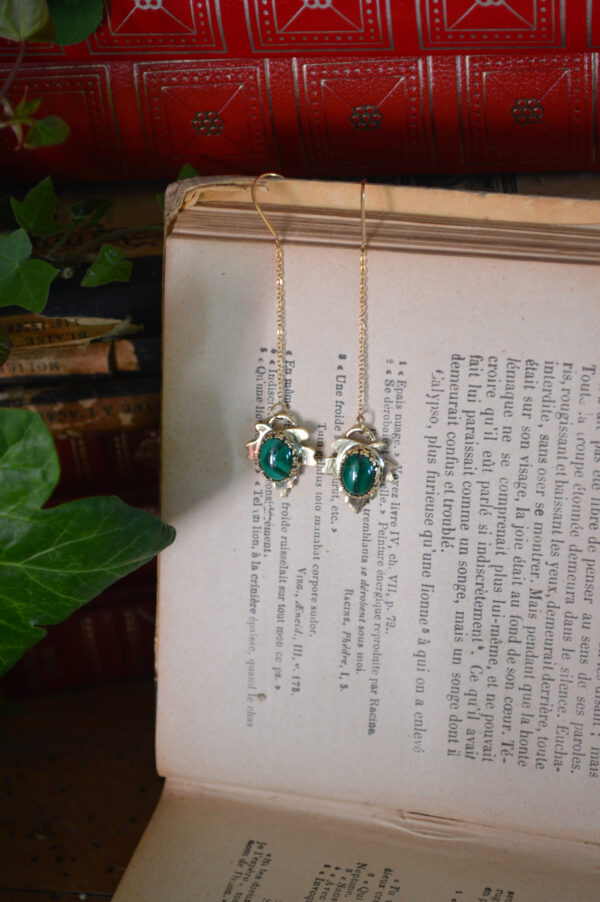 Boucles d'oreilles traversantes, petites feuilles et malachite