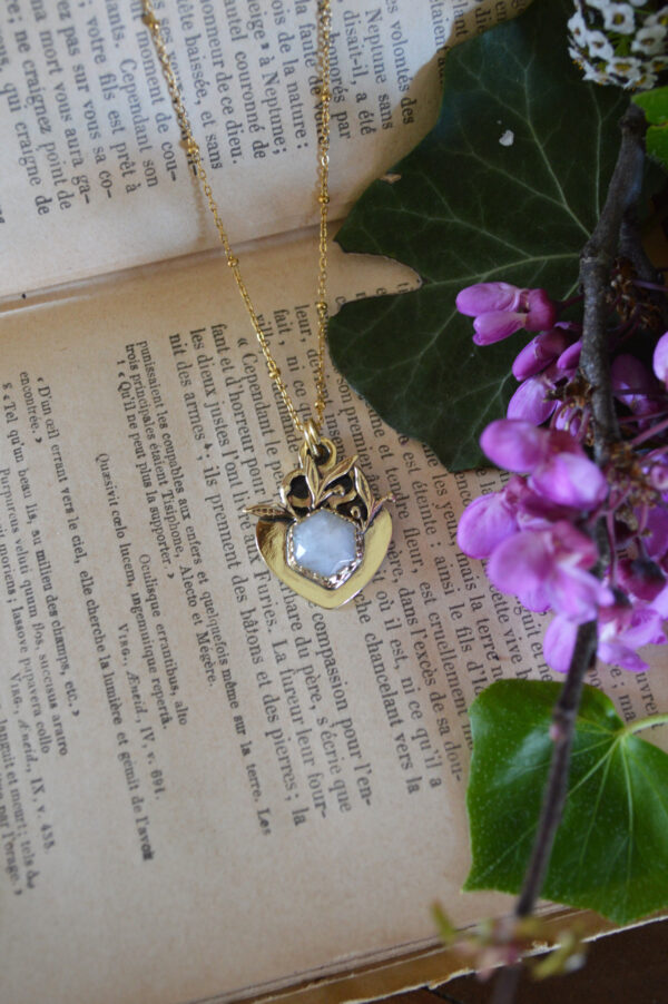 Pendentif façon ex voto et pierre de lune