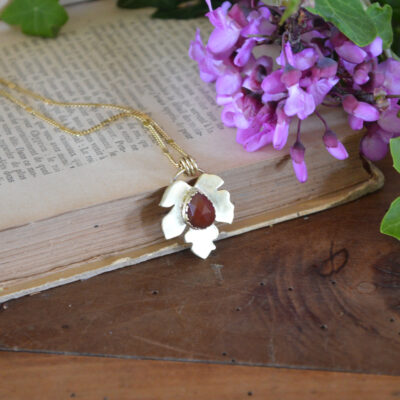 Pendentif feuille et agate rouge