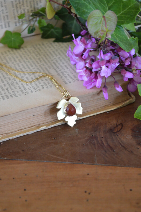 Pendentif feuille et agate rouge