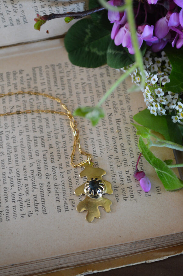 Pendentif feuille de chêne et œil de faucon – Image 3