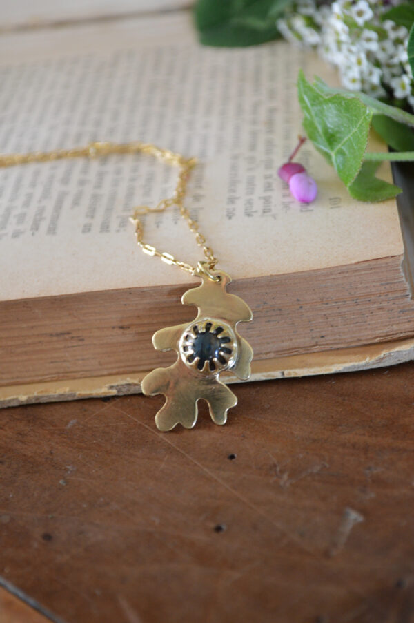 Pendentif feuille de chêne et œil de faucon