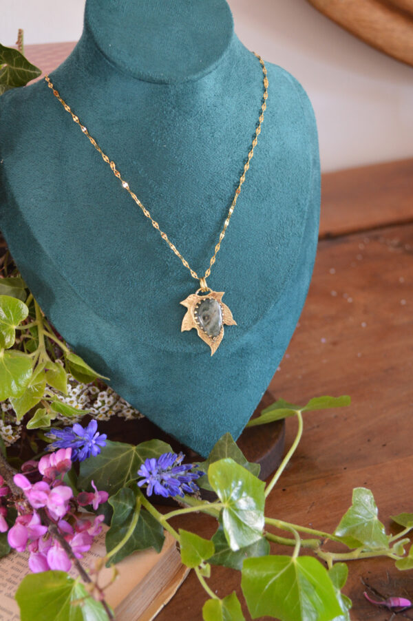 Pendentif feuille gravée et jaspe océan – Image 2