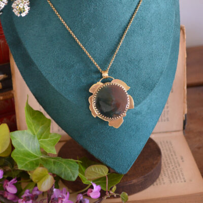 Pendentif grande feuille et agate mousse bicolore