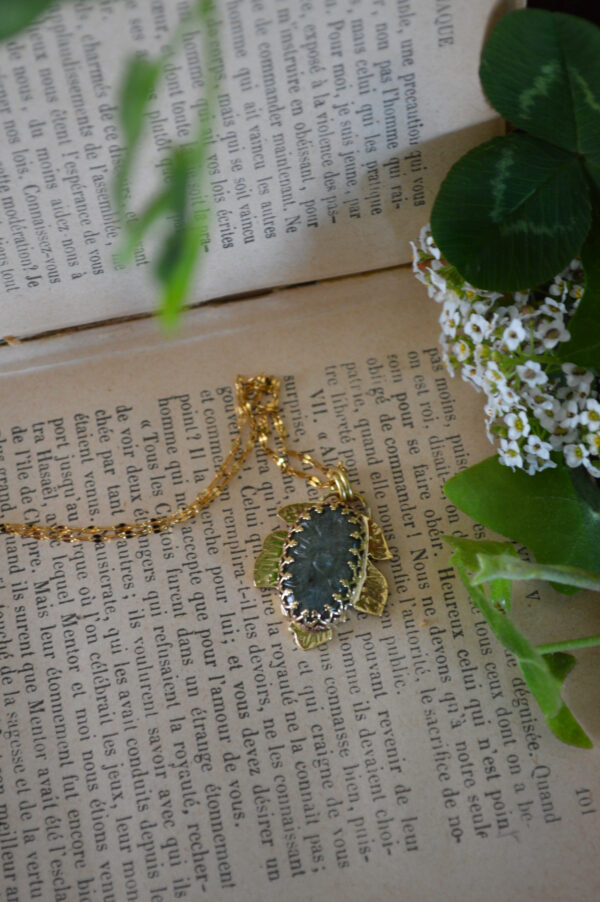 Pendentif feuille texturée et cyanite verte ovale – Image 3