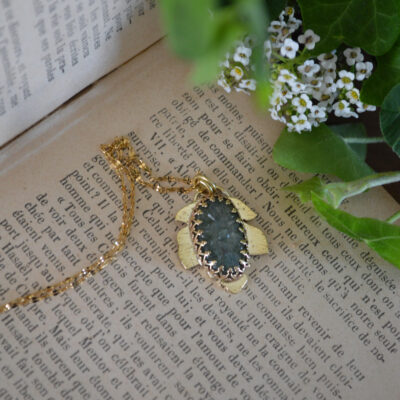 Pendentif feuille texturée et cyanite verte ovale