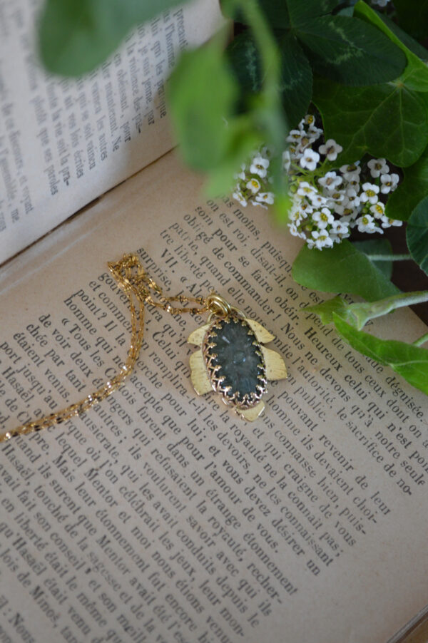 Pendentif feuille texturée et cyanite verte ovale
