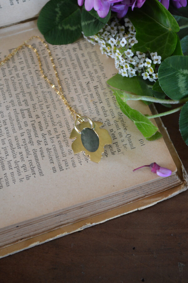 Pendentif feuille texturée et cyanite verte ovale – Image 4