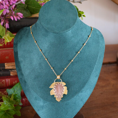 Pendentif grande feuille et pierre de soleil gravée