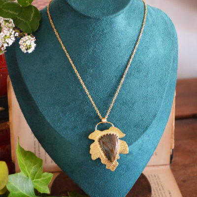 Pendentif grande feuille et pierre de sang