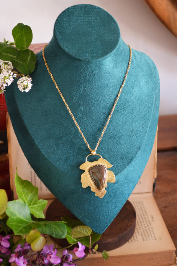 Pendentif grande feuille et pierre de sang
