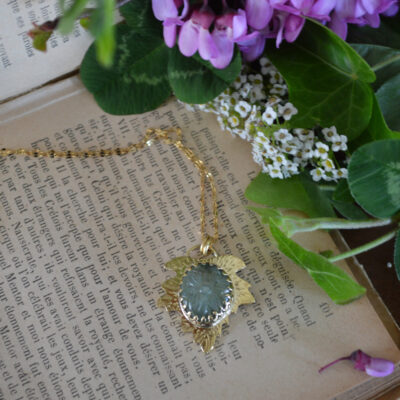 Pendentif feuille texturée et cyanite verte ronde