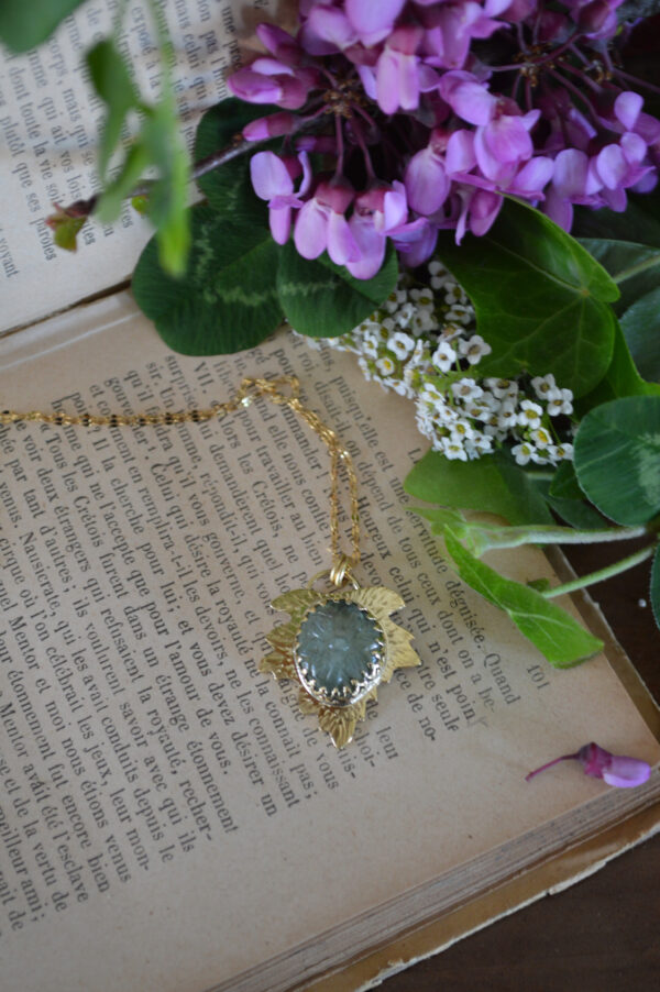 Pendentif feuille texturée et cyanite verte ronde