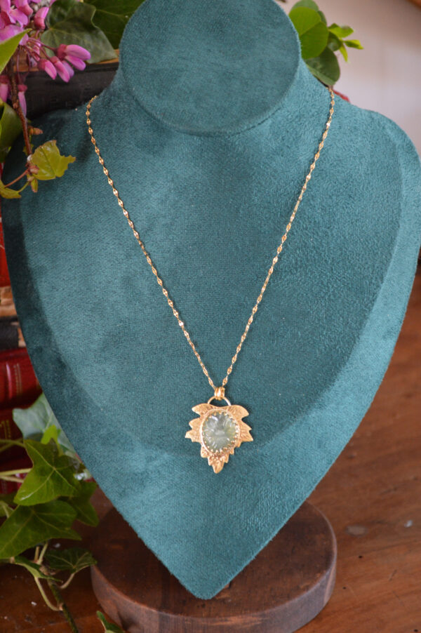 Pendentif feuille texturée et cyanite verte ronde – Image 2