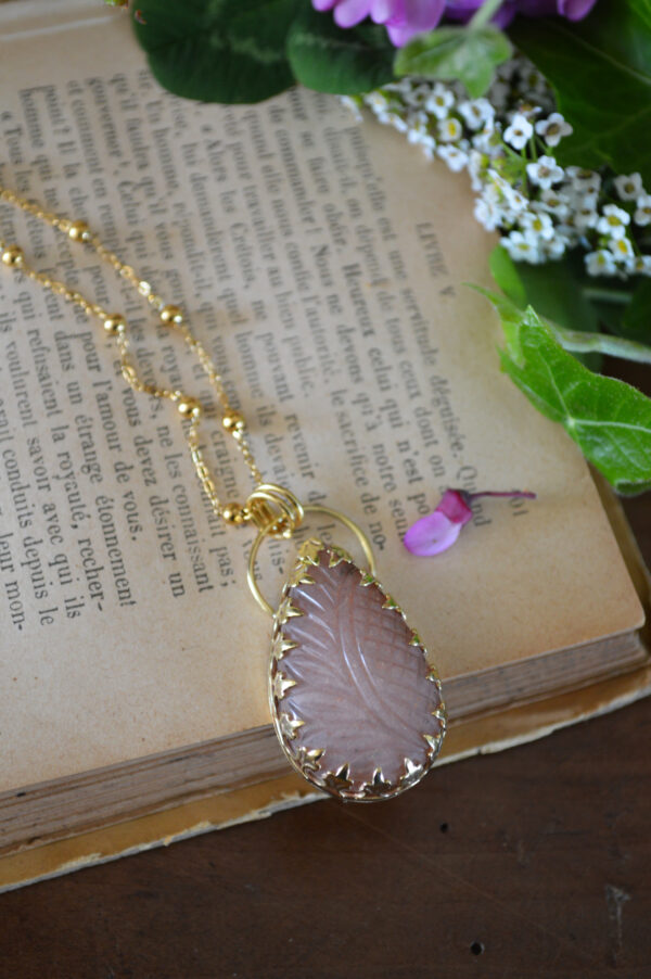 Pendentif goutte et pierre de soleil gravée