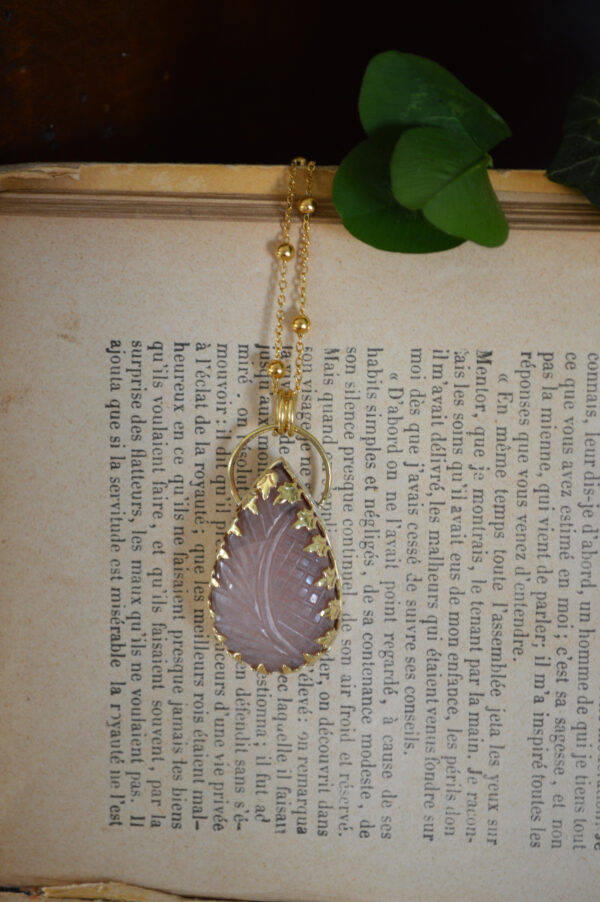 Pendentif goutte et pierre de soleil gravée – Image 3