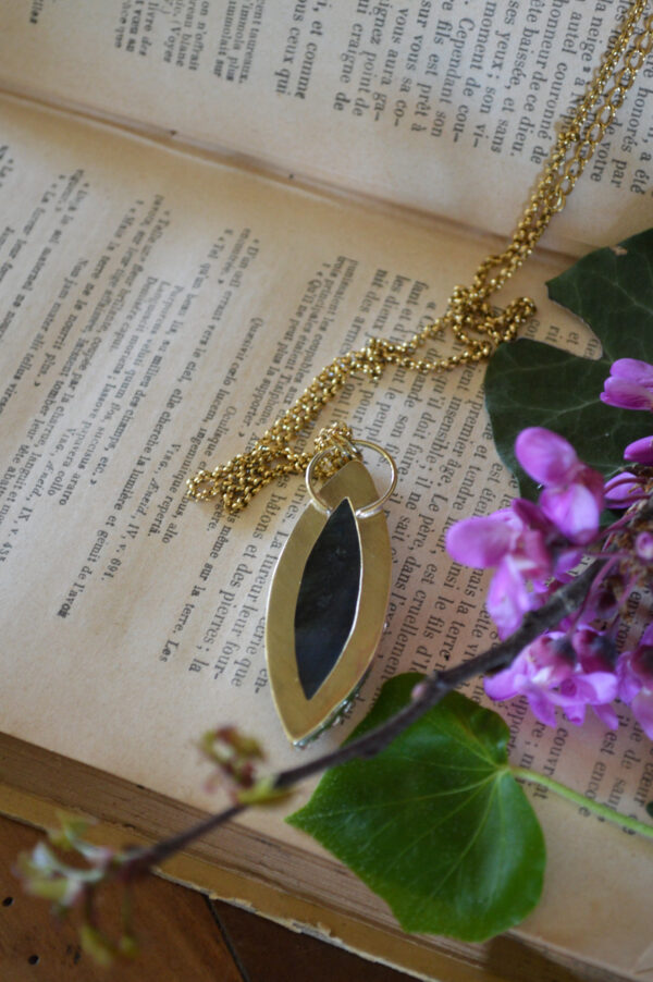 Pendentif grande labradorite bleue gravée – Image 5