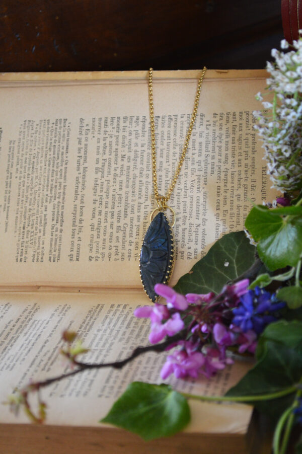 Pendentif grande labradorite bleue gravée – Image 3