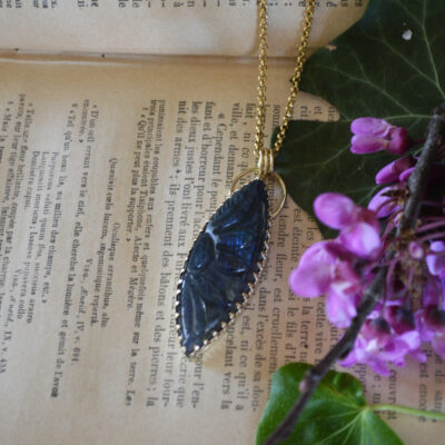 Pendentif grande labradorite bleue gravée