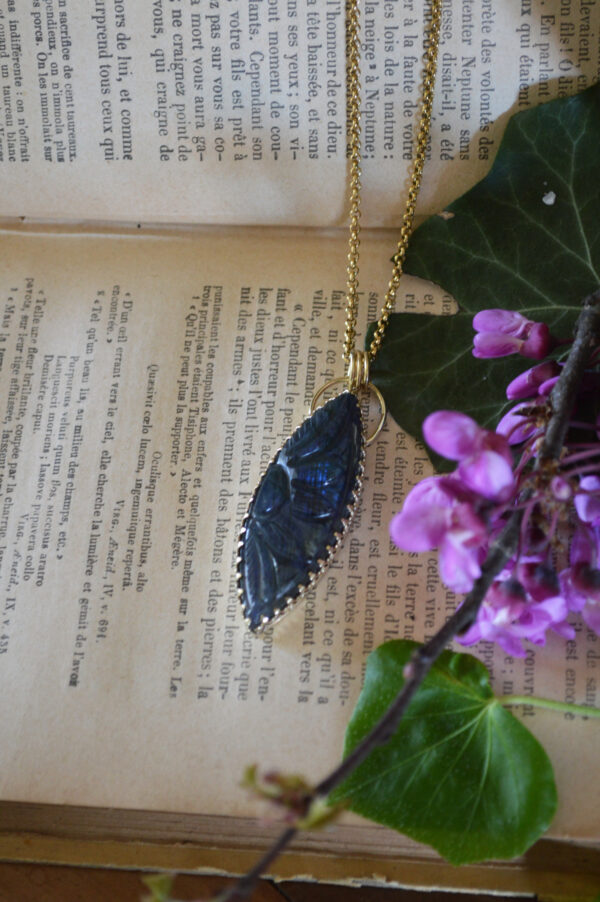 Pendentif grande labradorite bleue gravée