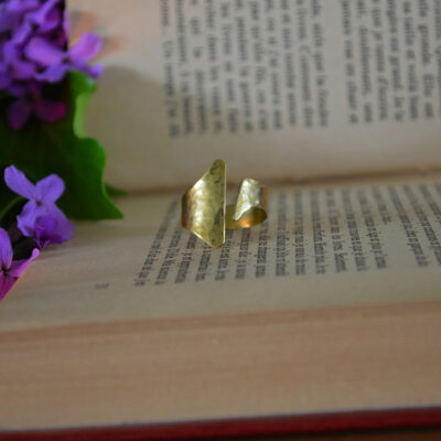 Bague martelée asymétrique