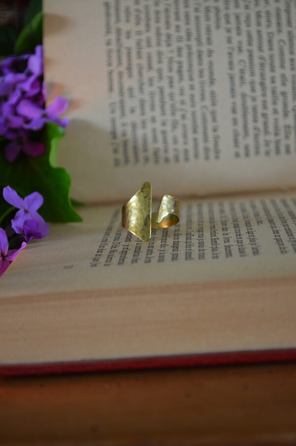 Bague martelée asymétrique