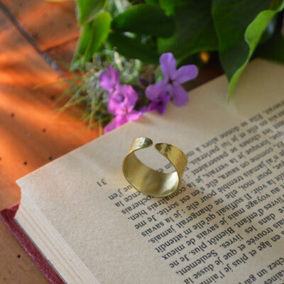 Grande bague martelée arrondie