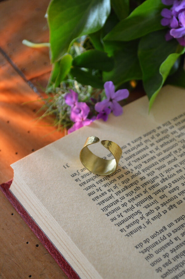 Grande bague martelée arrondie