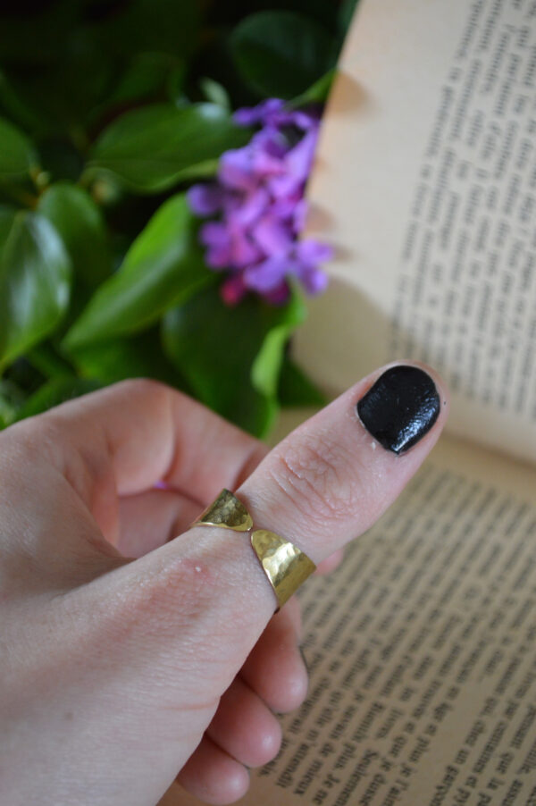 Grande bague martelée arrondie – Image 2