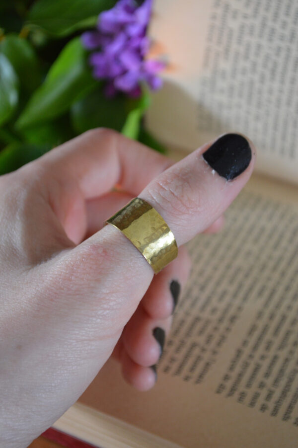 Grande bague martelée arrondie – Image 3