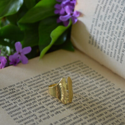 Bague martelée symétrique