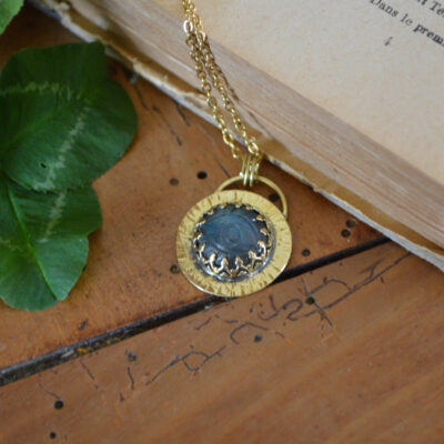 Pendentif rond, labradorite gravée en forme d'œil