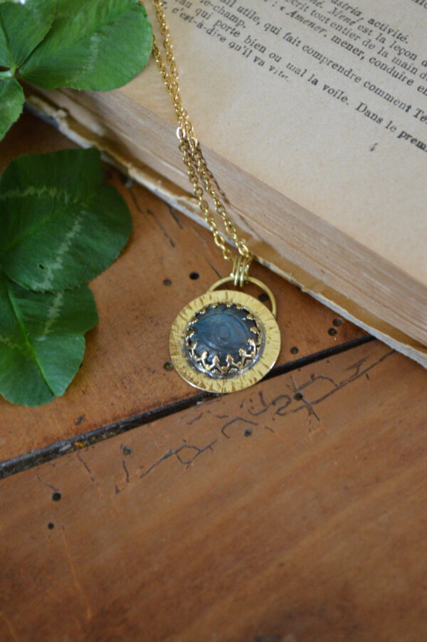 Pendentif rond, labradorite gravée en forme d'œil