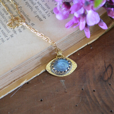 Pendentif ellipse, labradorite gravée en forme d'œil