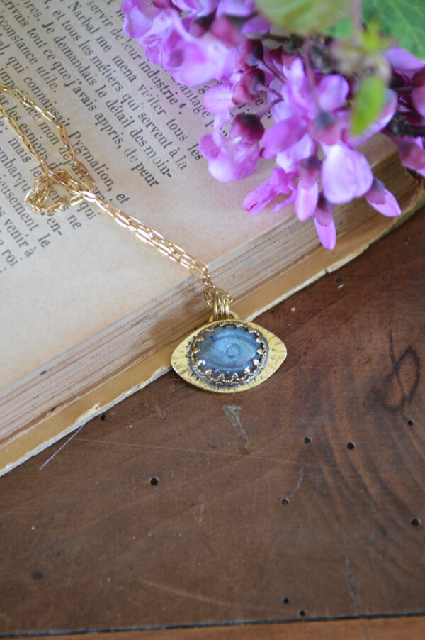 Pendentif ellipse, labradorite gravée en forme d'œil